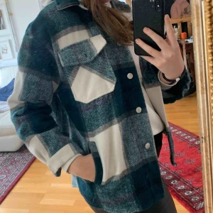  - Trendig jacka från ByAnastasia, köpt för ca 500 kr men säljer billigare pga att jag använt den. Jag är 170 cm och den är lite oversized på mig men hade passat kortare om man vill ha ännu mer oversized! Köpare står för frakt och betalning sker via Swish.