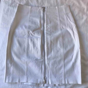  - Fin vit kjol med ball dragkedja detalj i mitten, aldrig använd 🤩