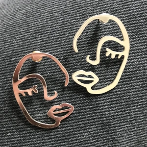 Silvriga örhängen från Weekday!!!💙 - Säljer dessa ascoola örhängen från weekday!! Så fint motiv och är knappt använda av mig! Köptes för ca 150kr💙 möts upp i Stockholm eller fraktar!