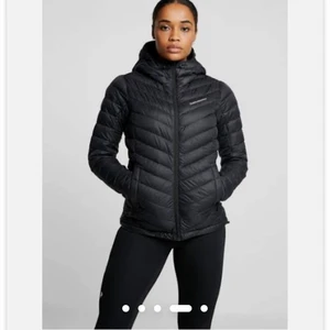 Peak performance jacka dam  - Hej! Jag säljer min peak performance jacka den e väldigt fin och skön funkar även vi detta väder den är i storlek S och är helt fel fri har använt den 1 eller 2 gånger ute 😊🤍