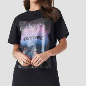 Oversixes T-shirt - Snygg oversized T-shirt med tryck. Från NA-KD