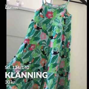  - Klänning i bra skick, som ny. Stl. 134-140, 30kr + frakt🛍