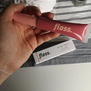 Nytt läppglans - Säljer denna pga att jag har dubbla uppsättningar! VÄLDIGT återfuktande, inte klibbig, och sååå fin färg 🌸