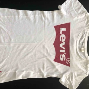  - Är köpt 2017 ungefär då den var som mest populär, väldigt fint skick men har ett litet litet hål längst ner syns verkligen inte och är jätte litet därav har jag sänkt priset, fick inte in en bild på den men kan skicka vid intresse. 