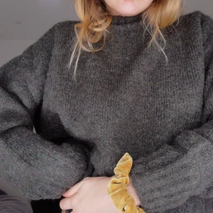 Stickad polo - Stickad polotröja från weekday.  Möts up i hbg eller Lund Frakt tillkommer. 