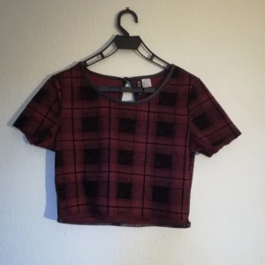 Crop top  - Egentligen varit en klänning men klippte av kjolen så det blev en crop top. Bra skick. Frakt tillkommer 