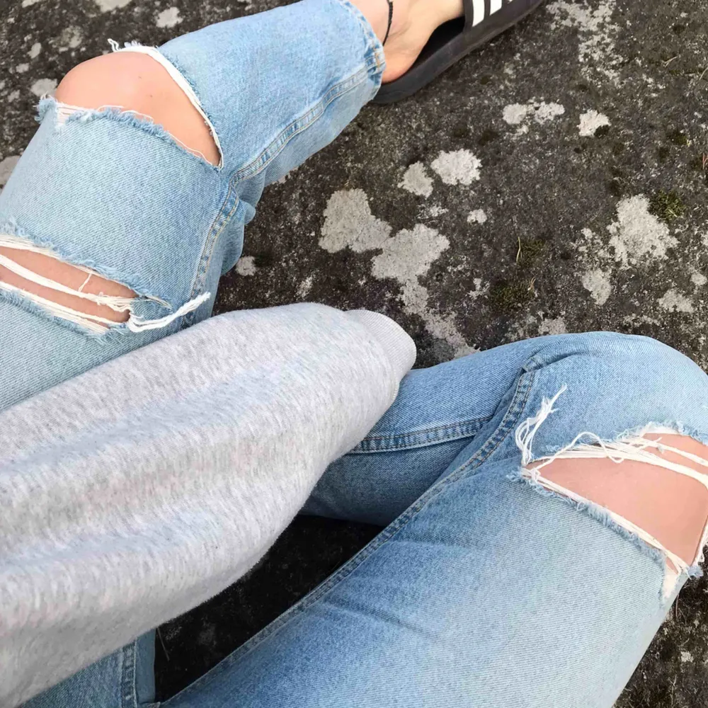 Trendiga mom jeans med hål från zara! Köpta för ungefär 1 mån men säljer pga för korta. Använda ett fåtal gånger. Frakt tillkommer🥰. Jeans & Byxor.