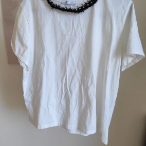 Zara Shirt XL pearls white - Very good condition, worn with a size S. Happy to answer any questions :)