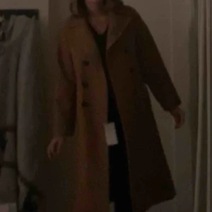  - Helt ny kappa från Zara, köpte i Spanien 2017. Har bokstavligen bara legat på en klädhängare i garderoben så är precis som ny🌟 Extremt bra skick och väldigt bra tjock kvalitet😍 Kan förmodligen inte köpas längre.