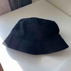  - Manchester-bucket hat köpt här på Plick! Superfin. Pris inklusive frakt ✨