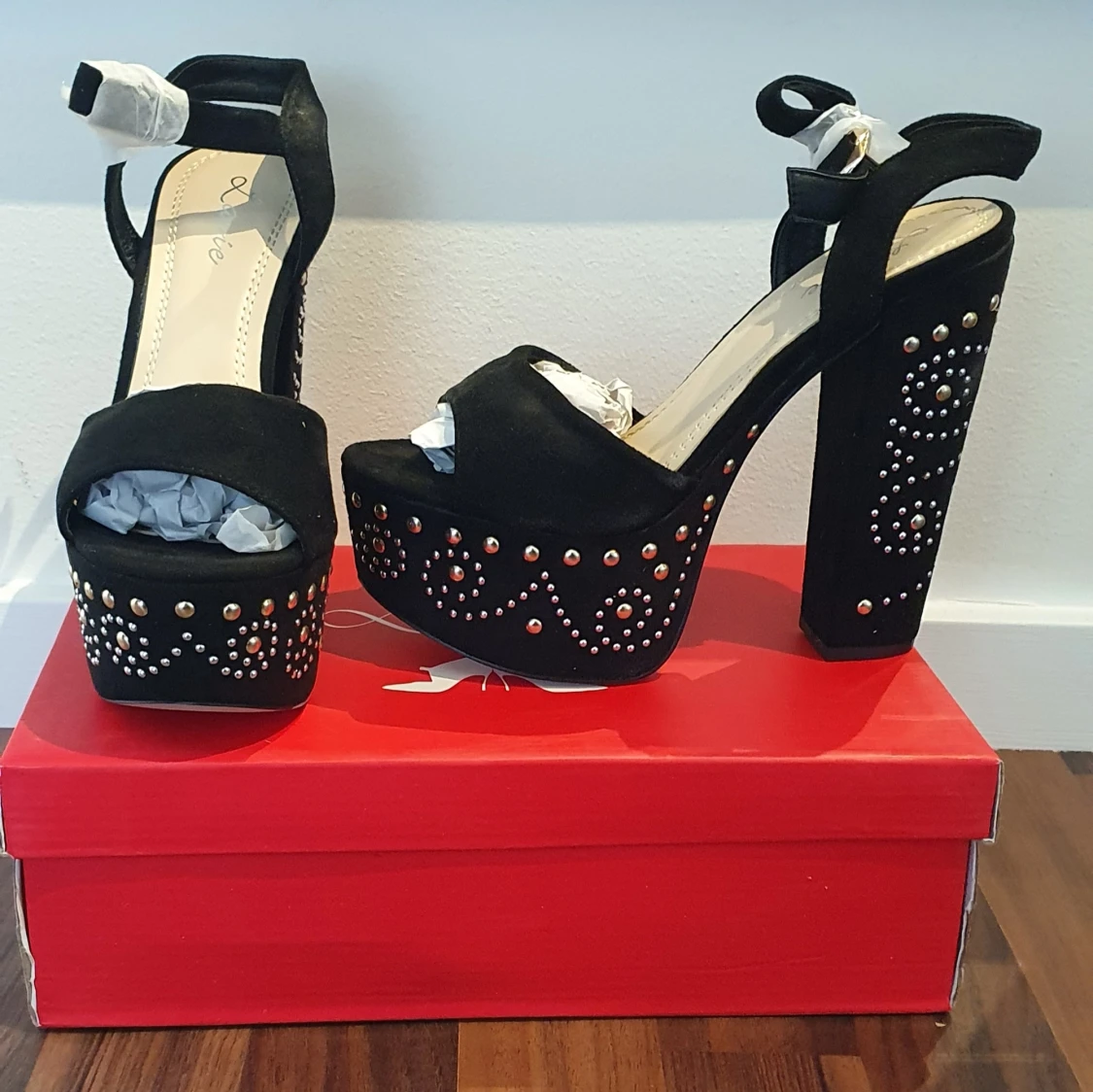 Platåklackar med nitar