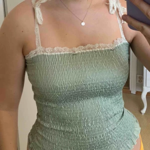  - FRI FRAKT  Superfint linne köpt på humana i Lund för länge sen. Endast använt 1 gång av mig. Säljer då det inte är min stil 