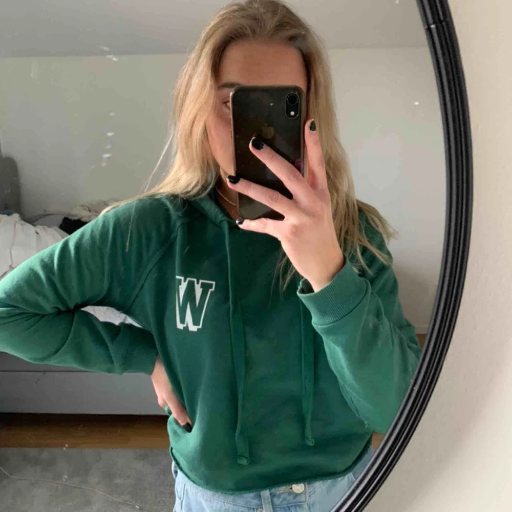 Croppad  skön grön hoodie, skit najs luftigt material💕💕. Hoodies.