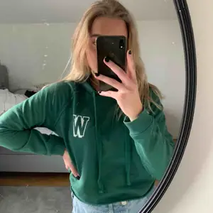 Croppad  skön grön hoodie, skit najs luftigt material💕💕