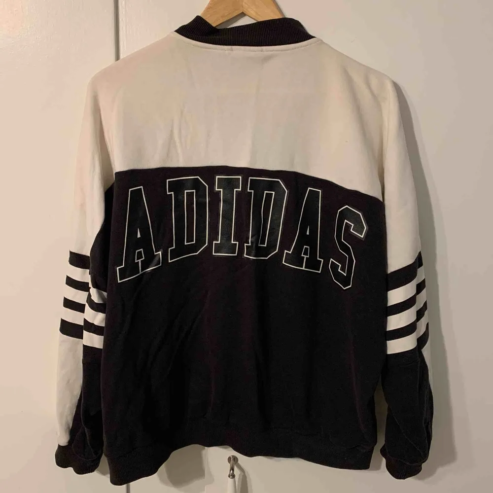 Adidas sweatshirt inköpt på second hand! Lite oversize modell så passar nog från S-L. . Hoodies.