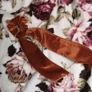 Scrunchie med band  - Superfin scrunchie med band i sammet. Knappt använd. 