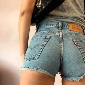  - Vintage Levi’s shorts! Är och kommer alltid vara en trend💞 Bra skick och passar till mycket! Storlek S