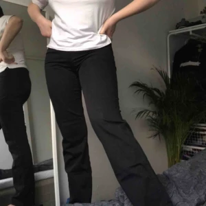  - Ett par svarta byxor, liknar lite kostym material. köpta second hand 