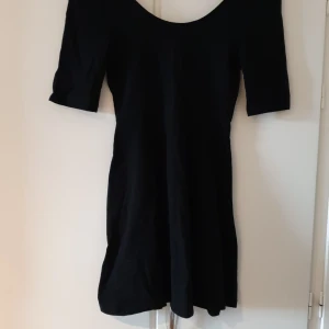 Klänning - Svart klänning med klockkjol