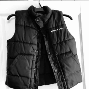  - En skitsnygg väst som tyvärr har blivit för liten, strl 152 men passar strl S/XS. Inkl frakt  