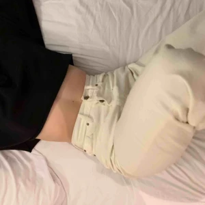  - Jeans köpa från Zara i London. Jättefin ”offwhite” färg och sitter helt perfekt i midjan på mig som annars alltid har problem med det. Knappt använda! Köpare står för frakt, hör av dig för fler bilder 😊