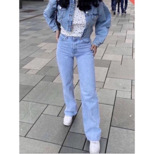 Ljusa Zara jeans - Säljer dessa assnygga slutsålda Zarajeans! De sitter snyggt oversize på mig med storlek 36 och borde sitta mer som på bilden på någon med storlek 38❤️ Inte mina bilder men kan skicka egna om någon frågar! (Lägger ut igen)