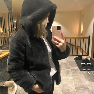 Grå pälsjacka - Grå tjock o varm pälsjacka från Zara. Mycket fint skick, lite använd. Barnstolek 14 men motsvarar normal Xs. Perfekt t vintern + mysigaste luvan! 🥰
