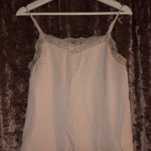 Spets linne - Ett gulligt rosa linne med spets vid kanterna. Storlek S. Aldrig använt bara testat.