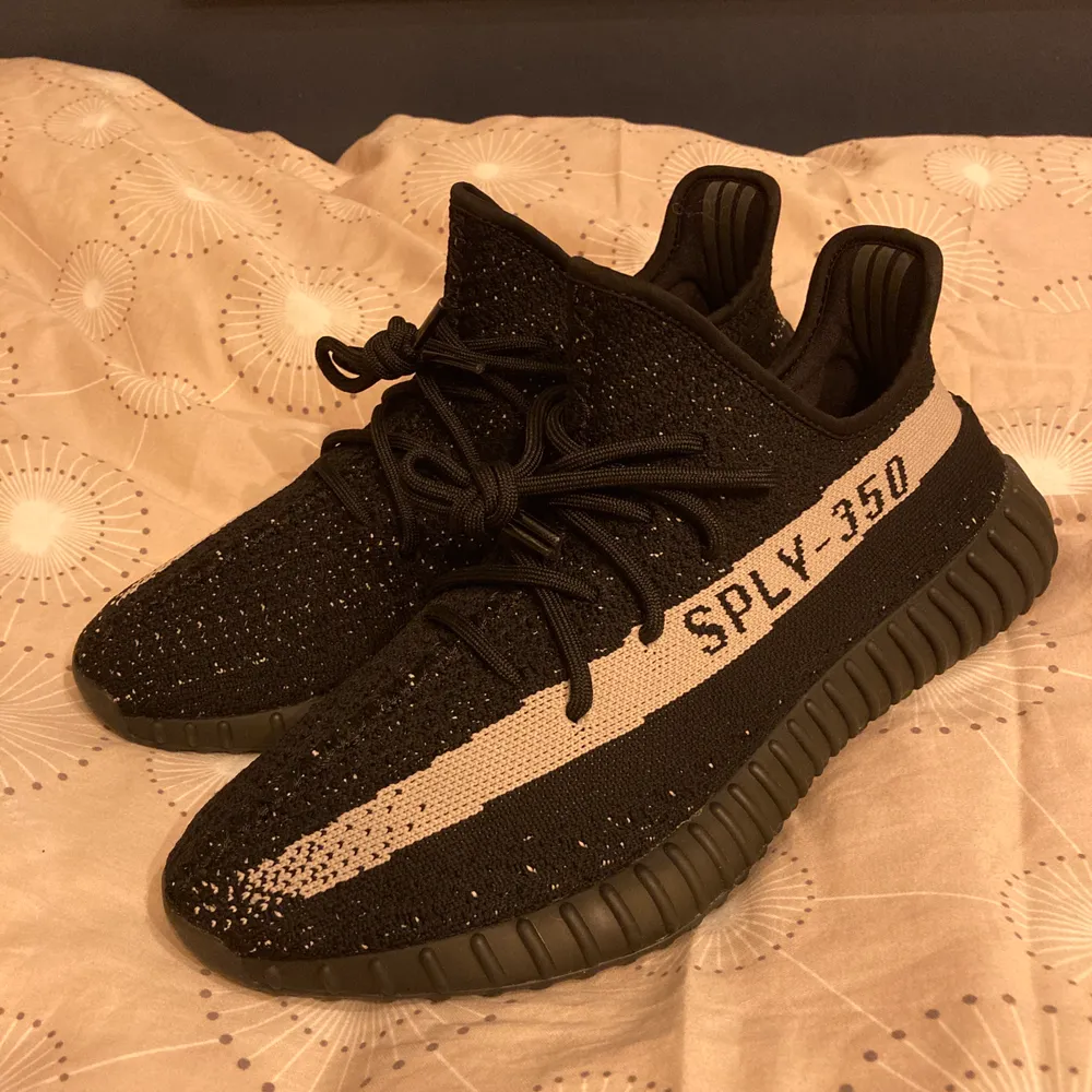 Säljer ett par Yeezy Oreo då de ej passade mig. Skorna är endast prövade inomhus och är i skick 10/10. Ägaren innan hade köpt dem på stockx men använde de aldrig. Boxen är lite sliten. Fri frakt.. Skor.