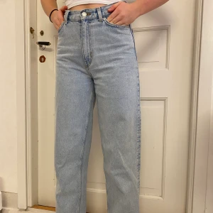Weekday blåa railjeans - Size 24/30. Modell på bilden 163cm. Nypris 500kr.  Frakten tillkommer 