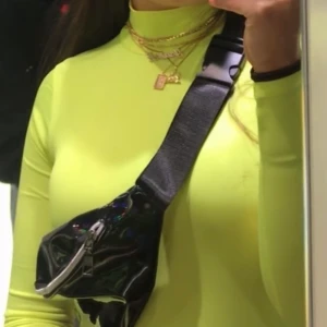 Body Neongul XS/S - 70kr inklusive frakt!!!💘 Neongul body som följer kroppen, kort polokrage och långärmat. Den är tight och skulle säga att den är som en XS/S. 