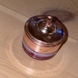 Läppglans - Ett läppglans med rosa ton i en snygg burk.