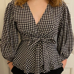 Ganni mönstrad blus - Size 36. Modell på bilden 163cm. Nypris 1299kr.  Frakt tillkommer 