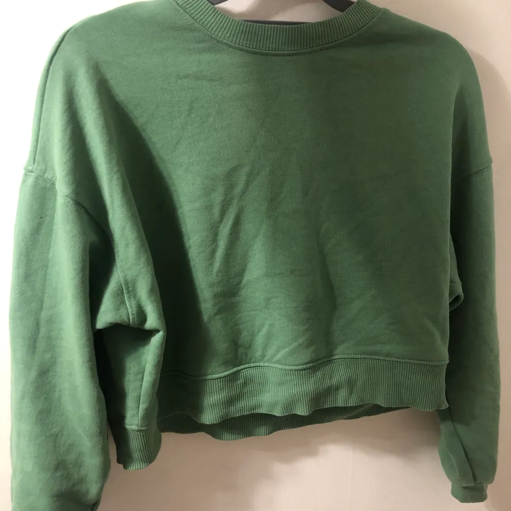 En grön sweatshirt från Pull&Bear i väldigt bra skick. Använt få antal gånger, så den är nästan som ny. Kostade 300 kronor men säljer för 250 kr. Frakten är inräknad i priset!. Tröjor & Koftor.