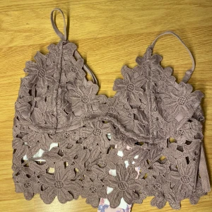 En lila Bralette/top bikbok  - Aldrig använd men dock väldigt söt, passar till flera tillfällen vardagligt,festligt och även somrig. Strl xs Köpt för 200kr