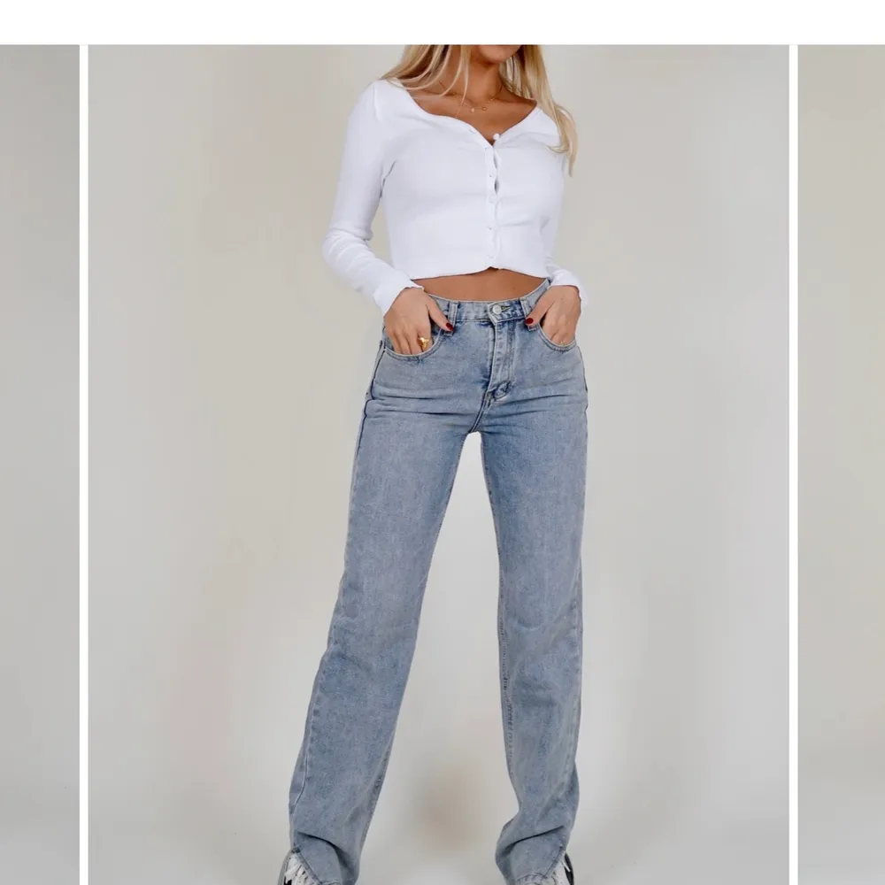 Jeans med slits ifrån Venderbys i strl S. HELT PERFEKTA jeans men tyvärr för långa för mig så säljer, aldrig använda. Orginal priset ca 600 svenska kronor, säljer för 400kr eller om du har ett annat bra pris!. Jeans & Byxor.