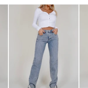 Jeans med slits  - Jeans med slits ifrån Venderbys i strl S. HELT PERFEKTA jeans men tyvärr för långa för mig så säljer, aldrig använda. Orginal priset ca 600 svenska kronor, säljer för 400kr eller om du har ett annat bra pris!