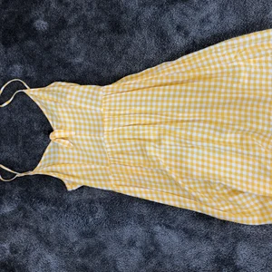 Klänning - Gul rutig klänning från hm i storlek 34. Nästan oanvänd, så därav bra kvalite. Köparen står för frakt. Står ej för postnords slarv 🤎