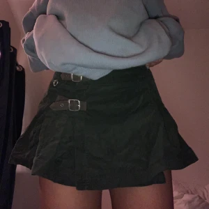 Grön Kjol - Armegrön kjol ifrån bikbok 💚