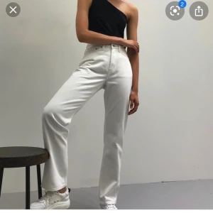 Weekday row jeans  - Vita snygga raka jeans från populära weekday! Använder dem aldrig längre + som helt nya👐🏼Jag är 175 cm och storleken är midja: 28 längd:32 (W28L32). Frakt= 40kr<3