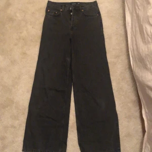 Jeans  - Svarta jeans från other stories i väldigt fint skick. Använda en gång och köptes för 700kr. Storlek 27.