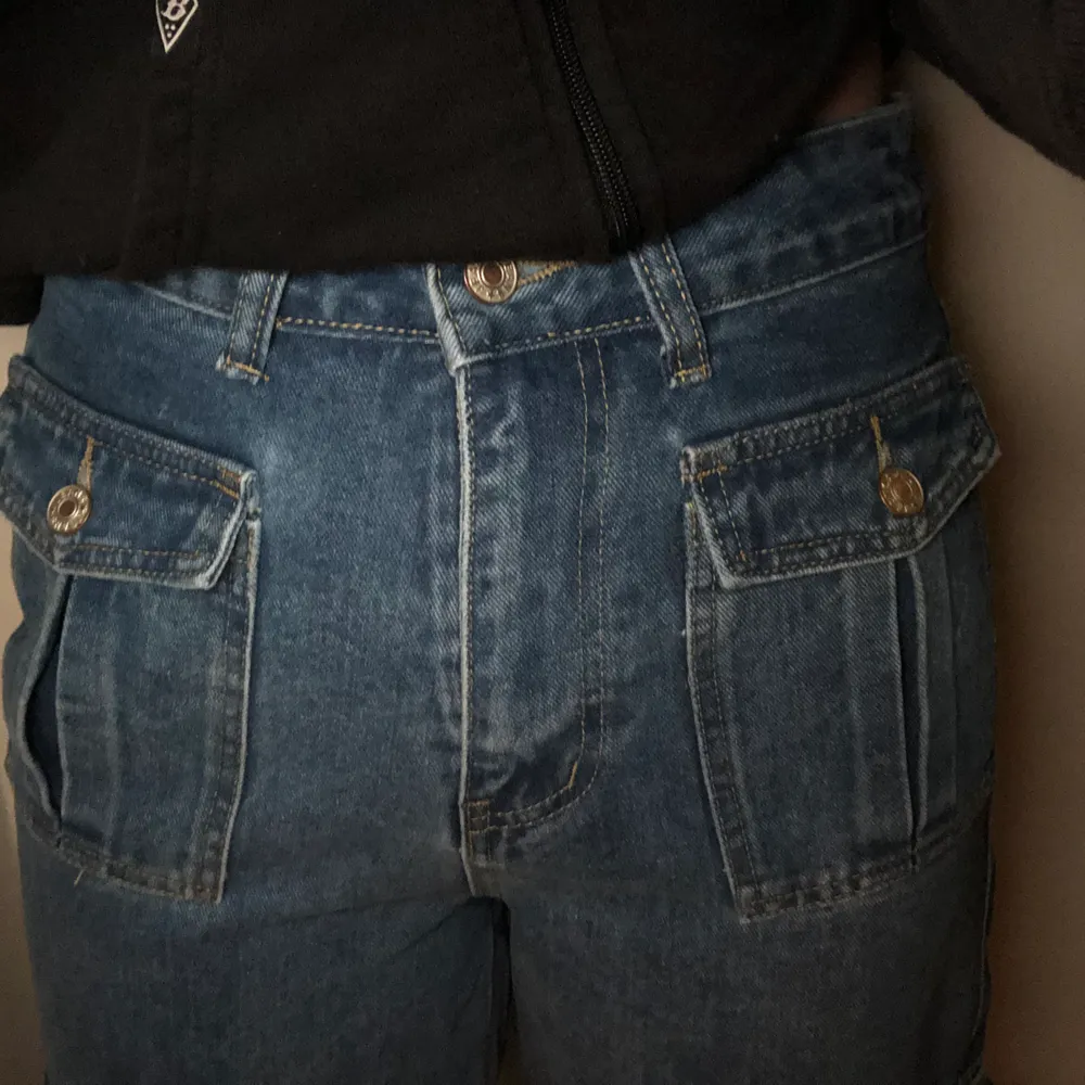 så så så snygga y2k cargo jeans i storlek S/M. Jeans & Byxor.