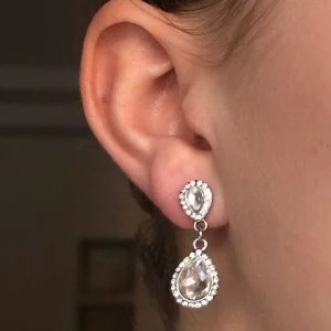 Silver örhängen 🤍 - Säljer dessa fantastiskt fina, glittrande silverörhängen med diamant! Köpt från Glitter för kanske 150-200 kr men säljs gör endast 89! Endast använts en gång å är i bästa skick. Alla diamanter sitter fast som Sten å ingen har ramlat av!🤗 Kontakta mig vid intresse!