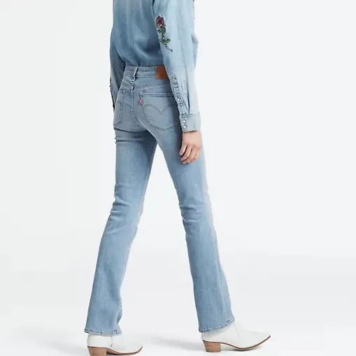 Säljer dessa snygga bootcut jeans från Levi's som blivit för små. Jätte bra skick och använda ett fåtal gånger. Andra bilden gör sig mer rättvis till färgen på jeansen💕 . Jeans & Byxor.