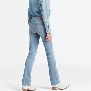 Levi's 715 Bootcut jeans  - Säljer dessa snygga bootcut jeans från Levi's som blivit för små. Jätte bra skick och använda ett fåtal gånger. Andra bilden gör sig mer rättvis till färgen på jeansen💕 
