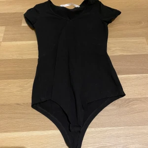 Body - Svart t shirt body med knäppning 