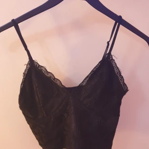 Spets Topp - Spets topp från bik bok. Frakten är inräknad i priset! Säljes pga ingen användning!💓