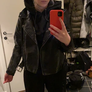 Skinnjacka  - Super fin skinnjacka från nelly som inte är särskilt använd. Passformen är toppen.