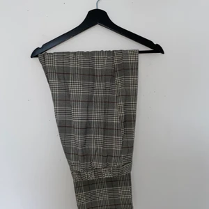 Rutiga byxor  - Rutiga byxor i storlek XL, har använt bara ett par gånger är ca: 3-6 gammal. 