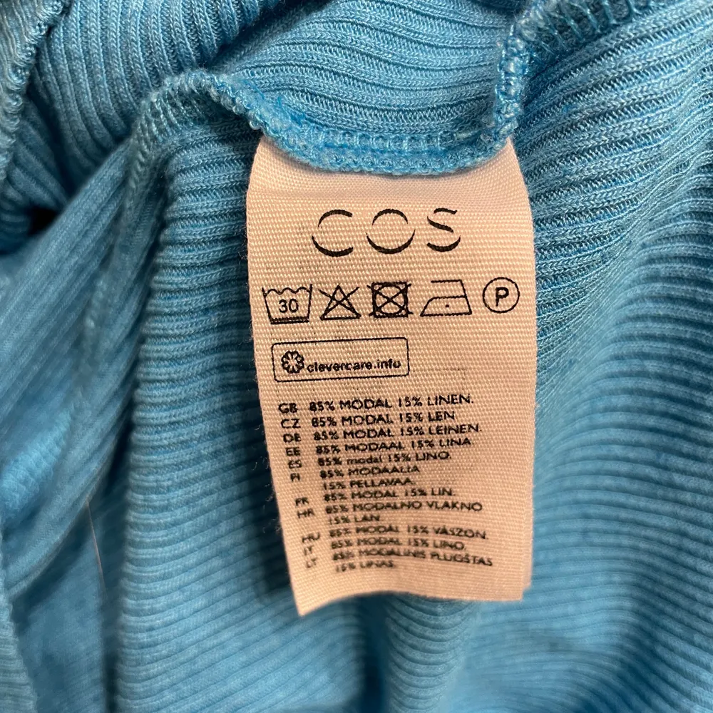 Blå ribbat topp från COS. Den är i ett fint ribbat linne material.  Storlek - Small Använt ett par gånger, som ny. . Toppar.